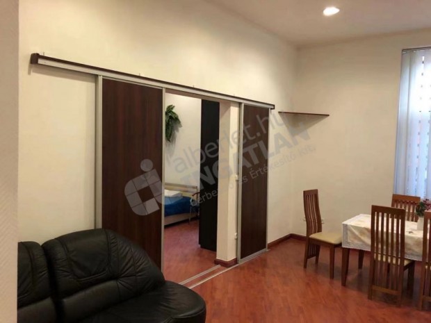 Elad� t�gas lak�s a V�r l�b�n�l  Alag�t utc�ban