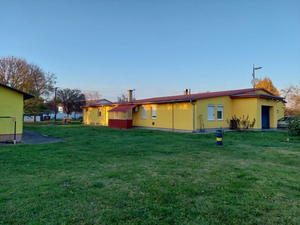 Elad� tanya, �jsz�sz