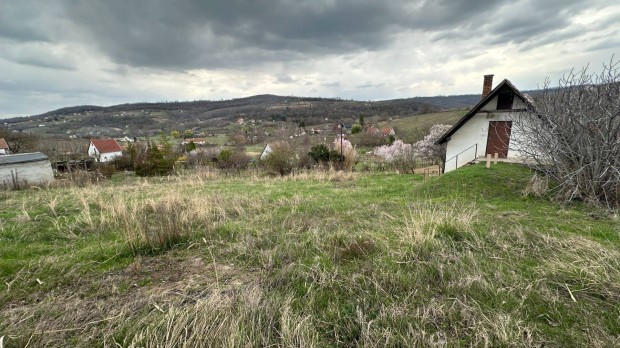 Elad� tanya, z�rt kert Szeksz�rdon, Porkol�b v�lgyben