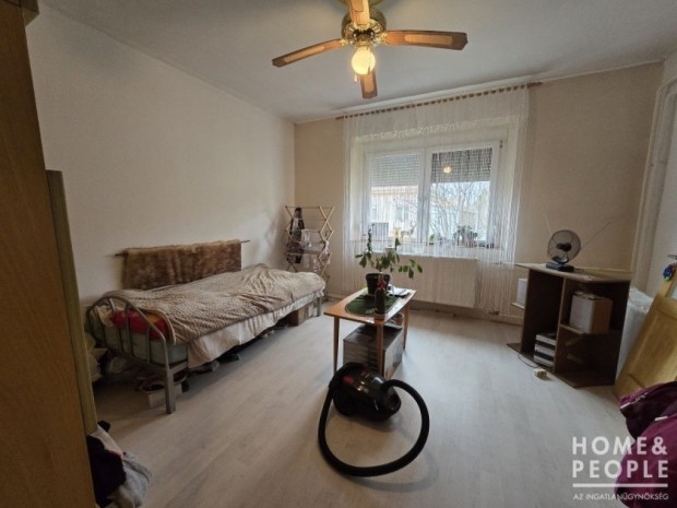 Elad� tarj�ni csal�di h�z - H�dmez�v�s�rhely