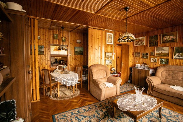 Elad� t�rsash�zi lak�s