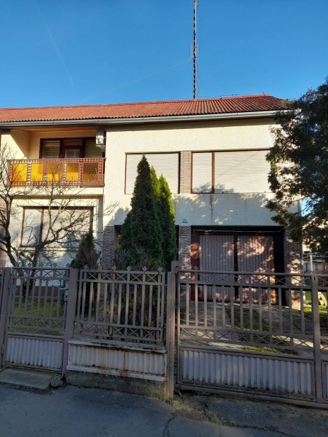 Elad� t�rsash�zi lak�s Barcson a Bar�ts�g utc�ban