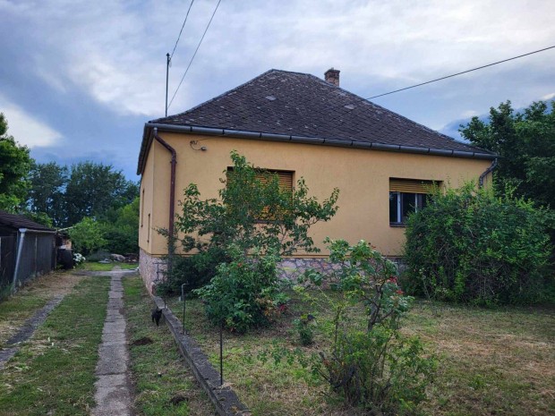Eladó tatai családi ház