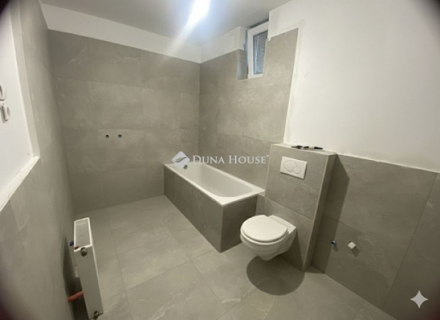 Elad� t�gla csal�di h�z V�cszentl�szl� k�zponti r�sz�n