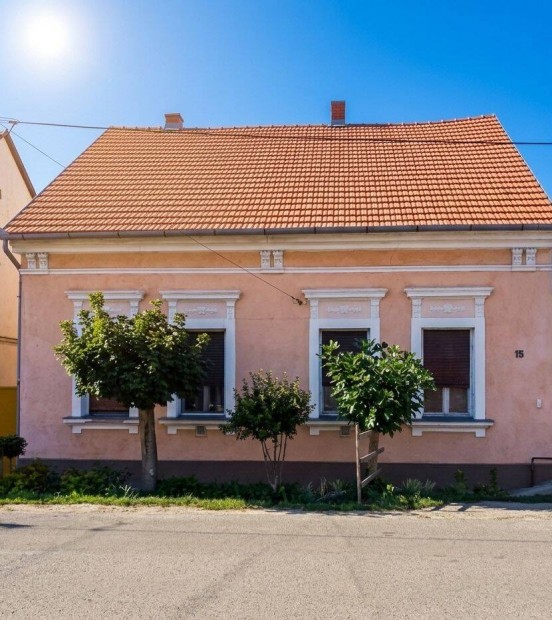 Elad� t�gla csal�di h�z, P�pa, Debrentei G�bor utca