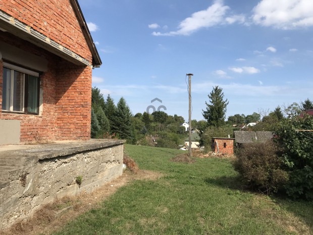 Elad� t�gla h�z az �rs�gben, patakkal