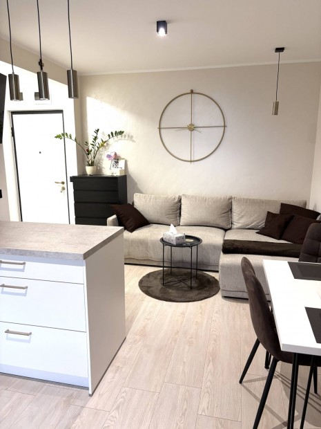 Elad� t�gla lak�s Oladon b�torokkal, g�pekkel