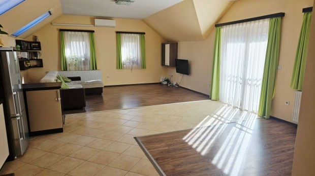 Elad� t�gla lak�s az Olaj utc�ban, gar�zzsal �s plusz parkol�hellyel