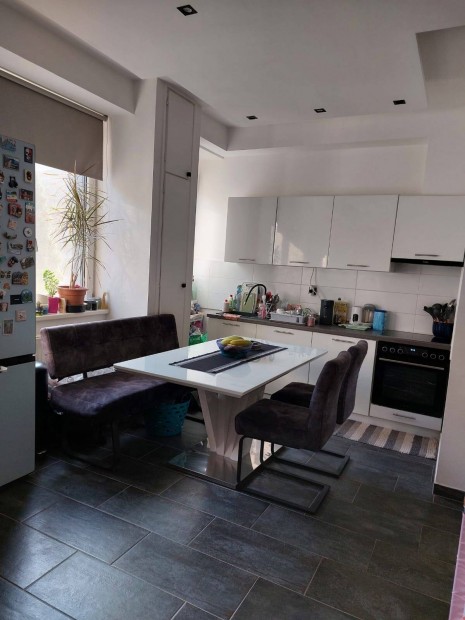 Elad� t�gla lak�s els� emeleti, z�rt udvarban parkol�ssal!