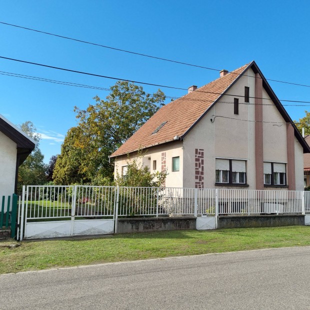 Elad� t�gla�p�t�s� csal�di h�z Izs�kon,