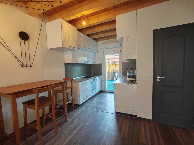 Elad� t�glalak�s Balatonkereszt�ron!