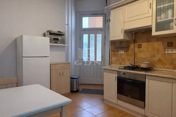 Elad� t�glalak�s Budapest IV. ker�let, Attila utca