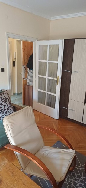 Elad� t�glalak�s Duna�jv�ros belv�ros�ban J�zsef A. utca