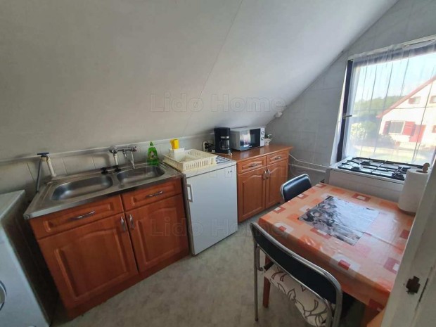 Elad� t�glalak�s Fony�don