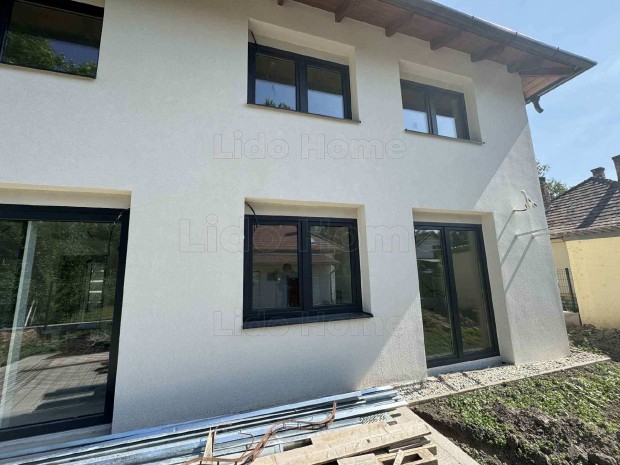 Elad� t�glalak�s Si�fok Ez�stparton!