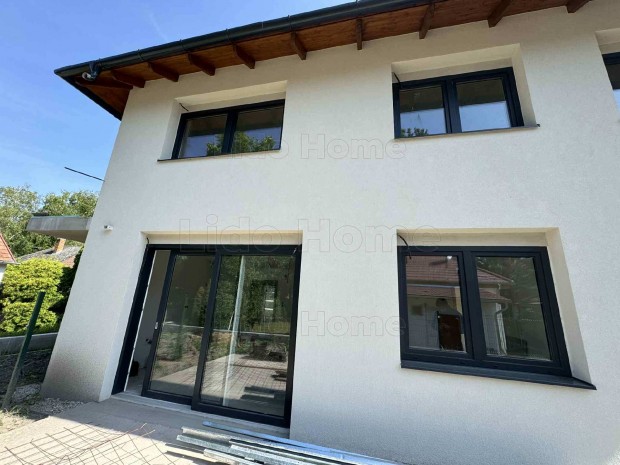 Elad� t�glalak�s Si�fok Ez�stparton!