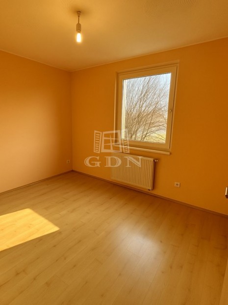 Elad� t�glalak�s Sz�zhalombatta, Mattakert