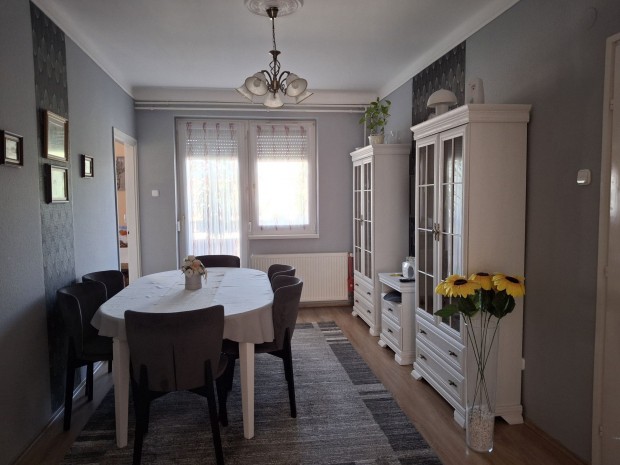 Elad� t�glalak�s, Szolnok