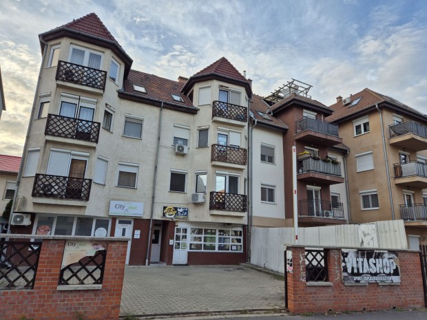 Elad� t�glalak�s, Szolnok