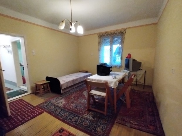 Elad� t�glalak�s, Szolnok