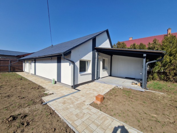 Elad� t�glalak�s, Szolnok