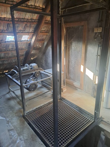 Elad� teher �s szem�lysz�ll�t� lift 