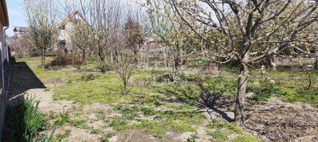 Elad� telek �cs, csendes utca