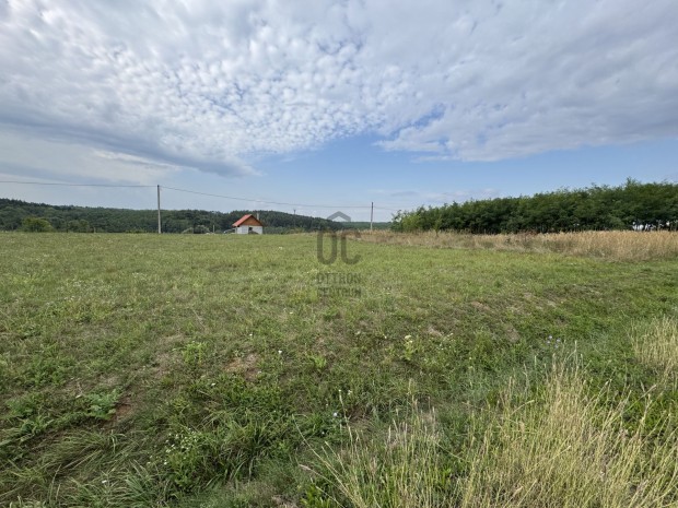 Elad� telek Aka csendes r�sz�n