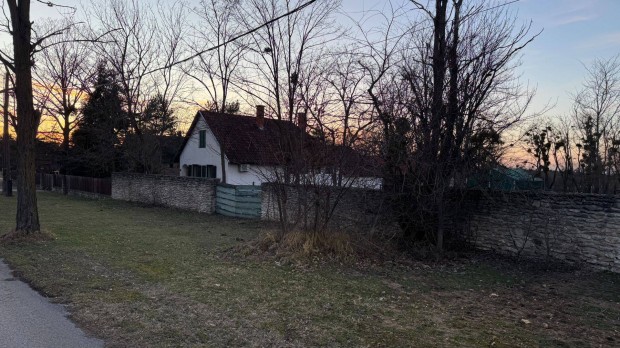 Elad� telek Feny�f�n