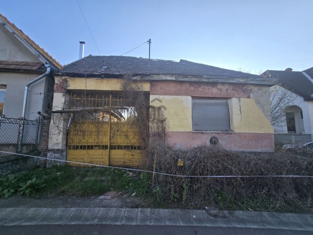 Eladó telek Gyöngyöstarján csendes mellékutcájában  bontandó házzal,