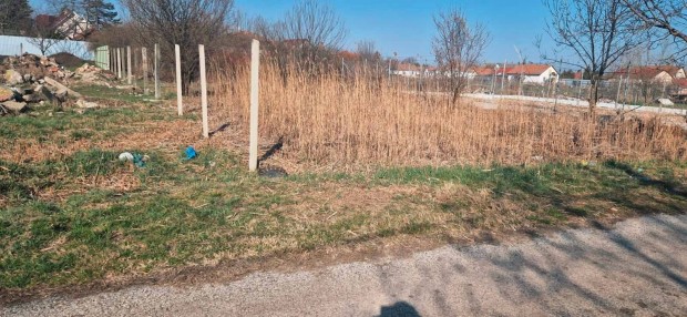 Elad� telek J�sz�roksz�ll�s