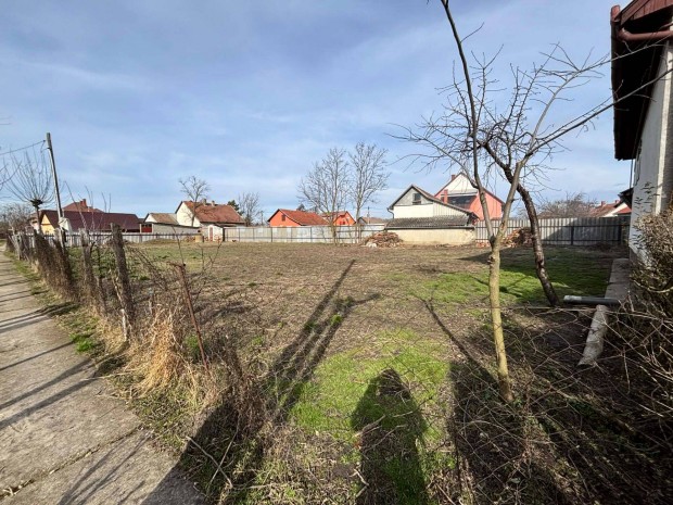 Elad� telek Kab�n