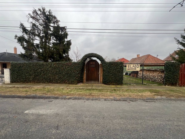 Elad� telek S�lys�pon