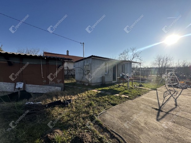 Elad� telek Sz�kesfeh�rv�r z�rtkerti r�sz�n