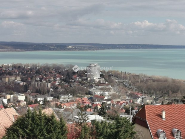 Elad telek, Balatonalmdi