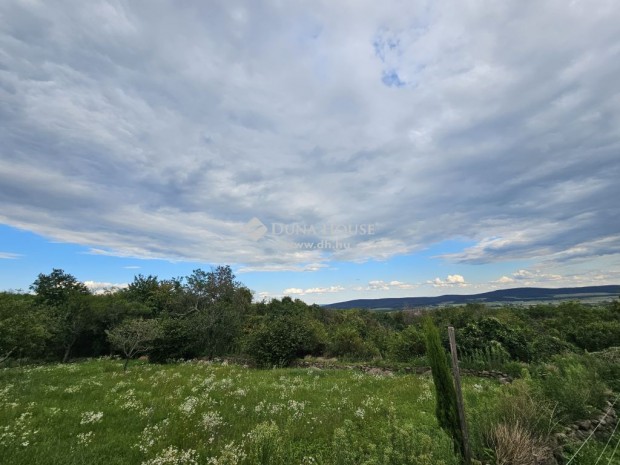 Eladó telek, Köveskál