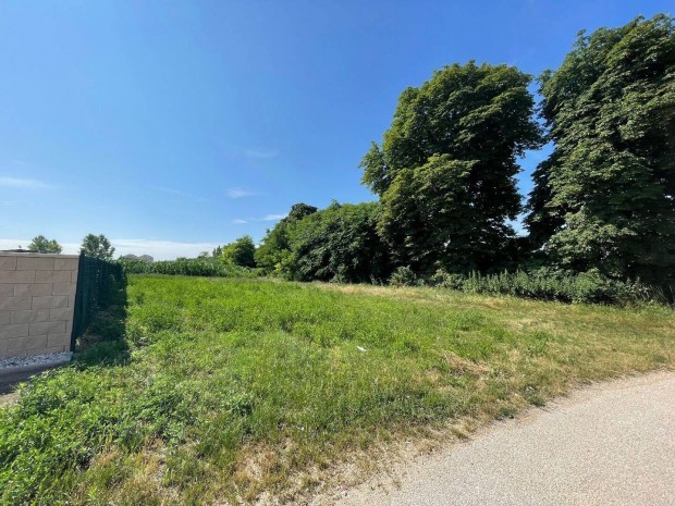 Elad� telek - �cs lak��vezet