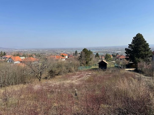 Elad� telek - Budakal�sz