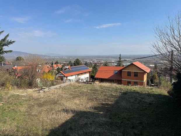 Elad� telek - Budakal�sz