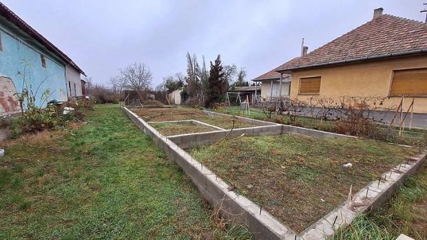 Elad� telek - Sz�d