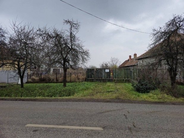 Elad� telek f�zesabonyban!