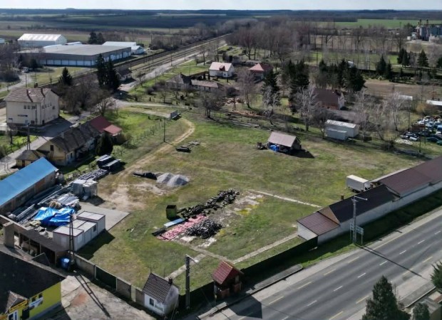 Elad� telephely Kiskorp�don kiv�l� elhelyezked�ssel a f��t mellett!