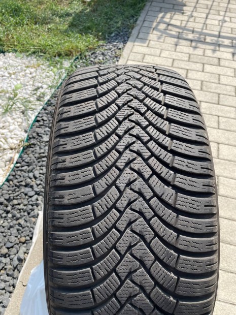 Eladó téli gumi Falken Eurowinter 245/45 R18