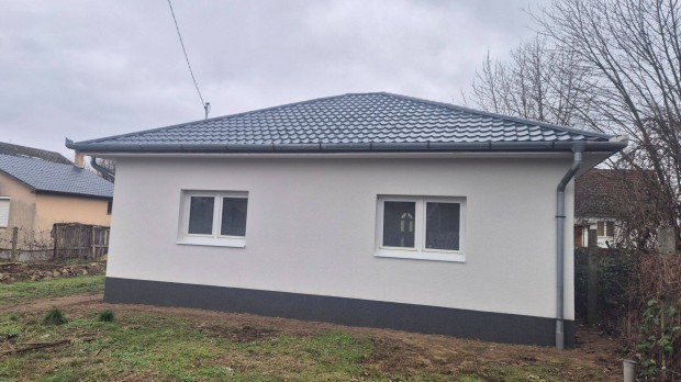 Elad� teljes k�r�en fel�j�tott csal�di h�z Bodasz�l� k�zponti r�sz�n