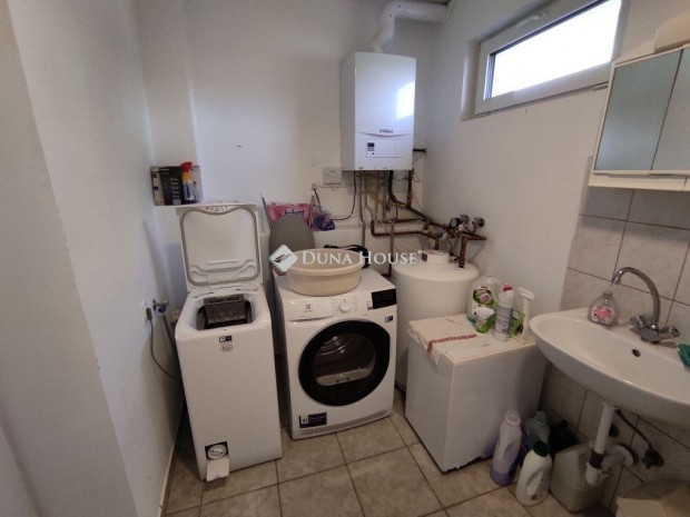 Elad� teljesen fel�j�tott csal�di h�z Fony�don