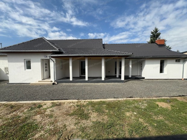 Elad� teljesen fel�j�tott csal�di h�z K�ptalanf�n!