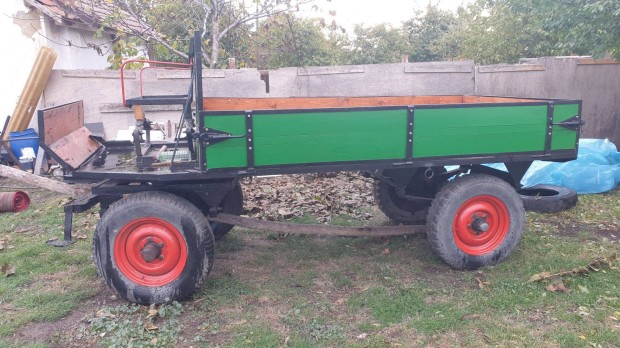 Elad teljesen feljtott lovaskocsi