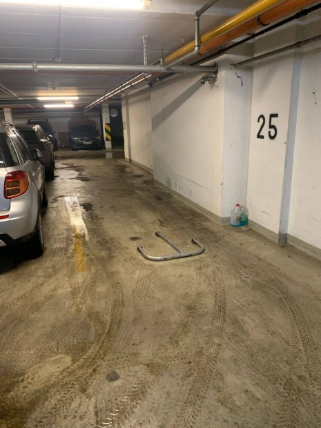 Elad� teremgar�zshely Budapest, XIII. Petneh�zy utc�ban