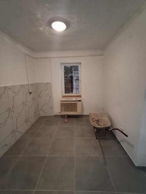 Elad� term�szetk�zeli csal�di h�z Endrefalv�n