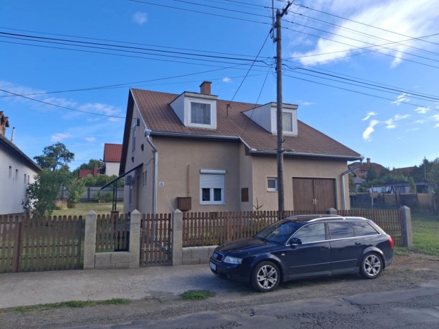 Elad� tet�t�r be�p�t�ses csal�di h�z B�tonytereny�n a maconkai